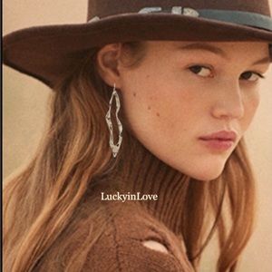 ALEXIS BITTAR• Silver Lightweight Svelte Crumpled Elongated Linear Hoop Earrings